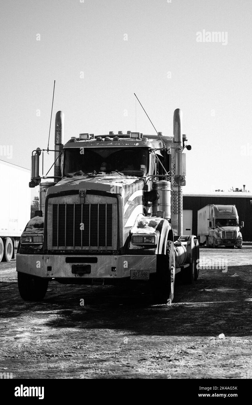 Una foto monocromatica di un camion al ristorante Dysart's e una sosta per camion in inverno Foto Stock