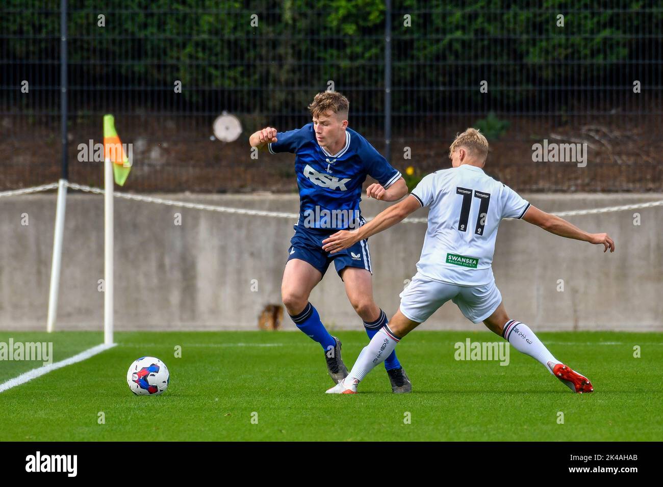 Swansea, Galles. 1 ottobre 2022. Ollie Hobden di Charlton Athletic è affrontata da Sebastian Dabrowski di Swansea City durante il gioco della Professional Development League tra Swansea City Under 18 e Charlton Athletic Under 18 alla Swansea City Academy di Swansea, Galles, Regno Unito, il 1 ottobre 2022. Credit: Duncan Thomas/Majestic Media. Credit: Majestic Media Ltd/Alamy Live News Foto Stock