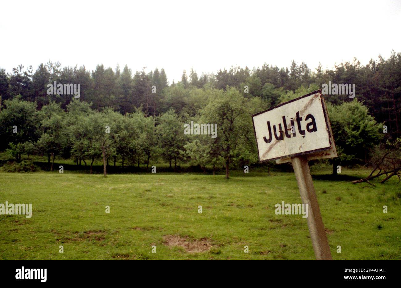 Cartello di uscita villaggio nella contea di Arad, Romania, circa 2000 km. Foto Stock