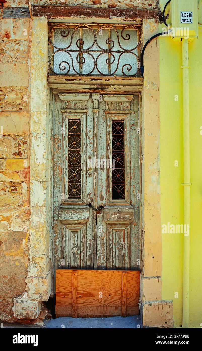 Vecchia porta di fronte, ingresso casa, la Canea, Creta, Grecia Foto Stock