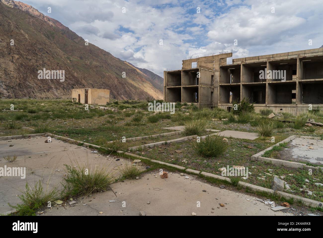 Edifici residenziali sovietici abbandonati e incompleti nella città mineraria di Enilchek, Kirghizistan Foto Stock