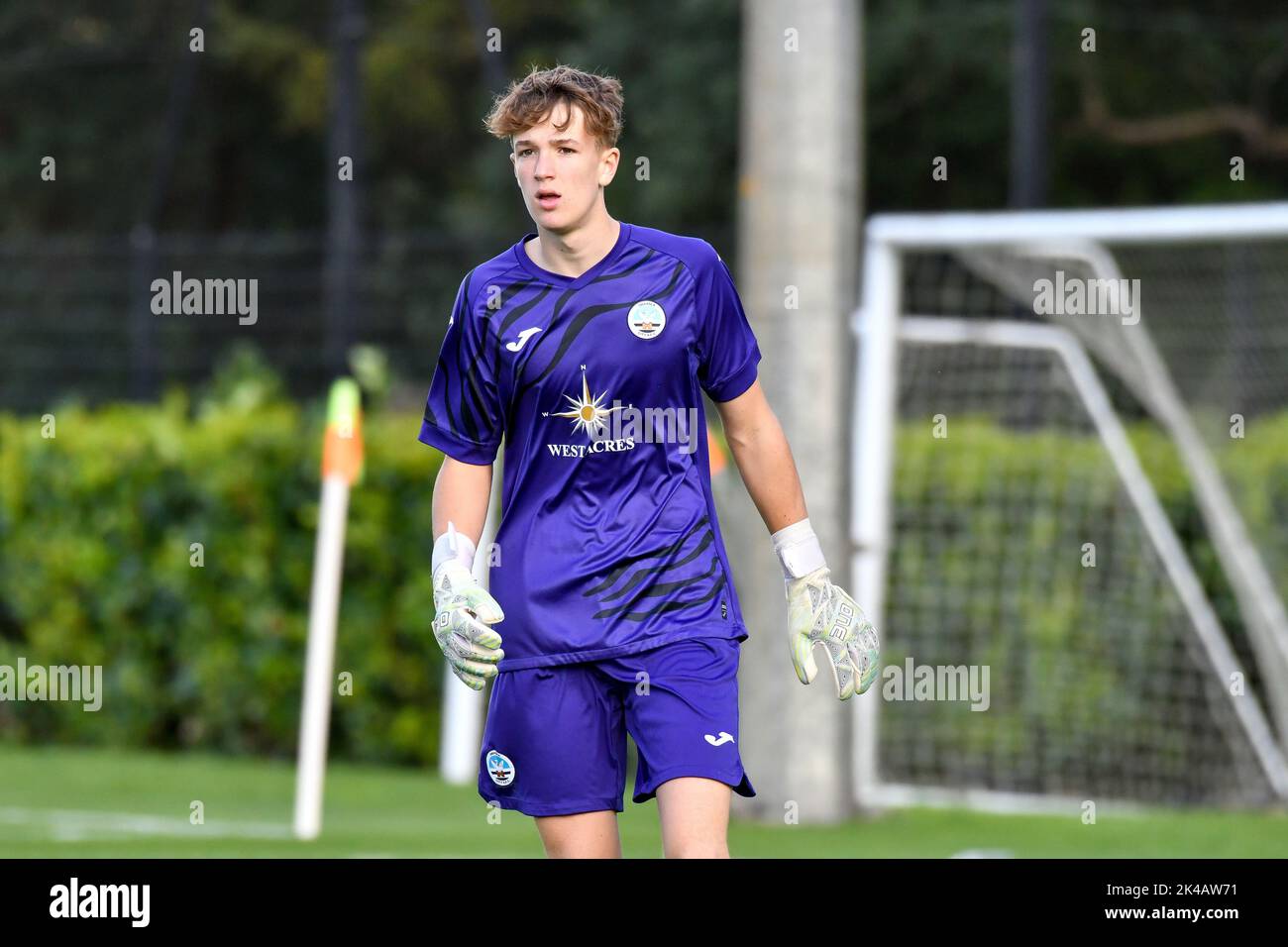 Swansea, Galles. 1 ottobre 2022. Il portiere Kit Margetson di Swansea City durante il gioco della Professional Development League tra Swansea City Under 18 e Charlton Athletic Under 18 alla Swansea City Academy di Swansea, Galles, Regno Unito, il 1 ottobre 2022. Credit: Duncan Thomas/Majestic Media. Credit: Majestic Media Ltd/Alamy Live News Foto Stock