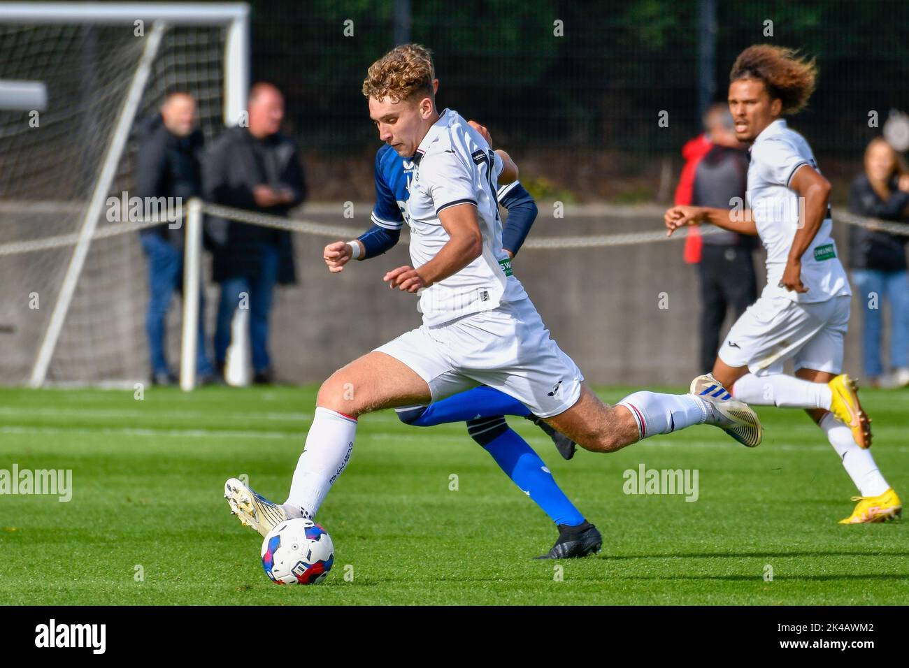 Swansea, Galles. 1 ottobre 2022. Iwan Morgan di Swansea City in azione durante il gioco della Professional Development League tra Swansea City Under 18 e Charlton Athletic Under 18 alla Swansea City Academy di Swansea, Galles, Regno Unito, il 1 ottobre 2022. Credit: Duncan Thomas/Majestic Media. Credit: Majestic Media Ltd/Alamy Live News Foto Stock