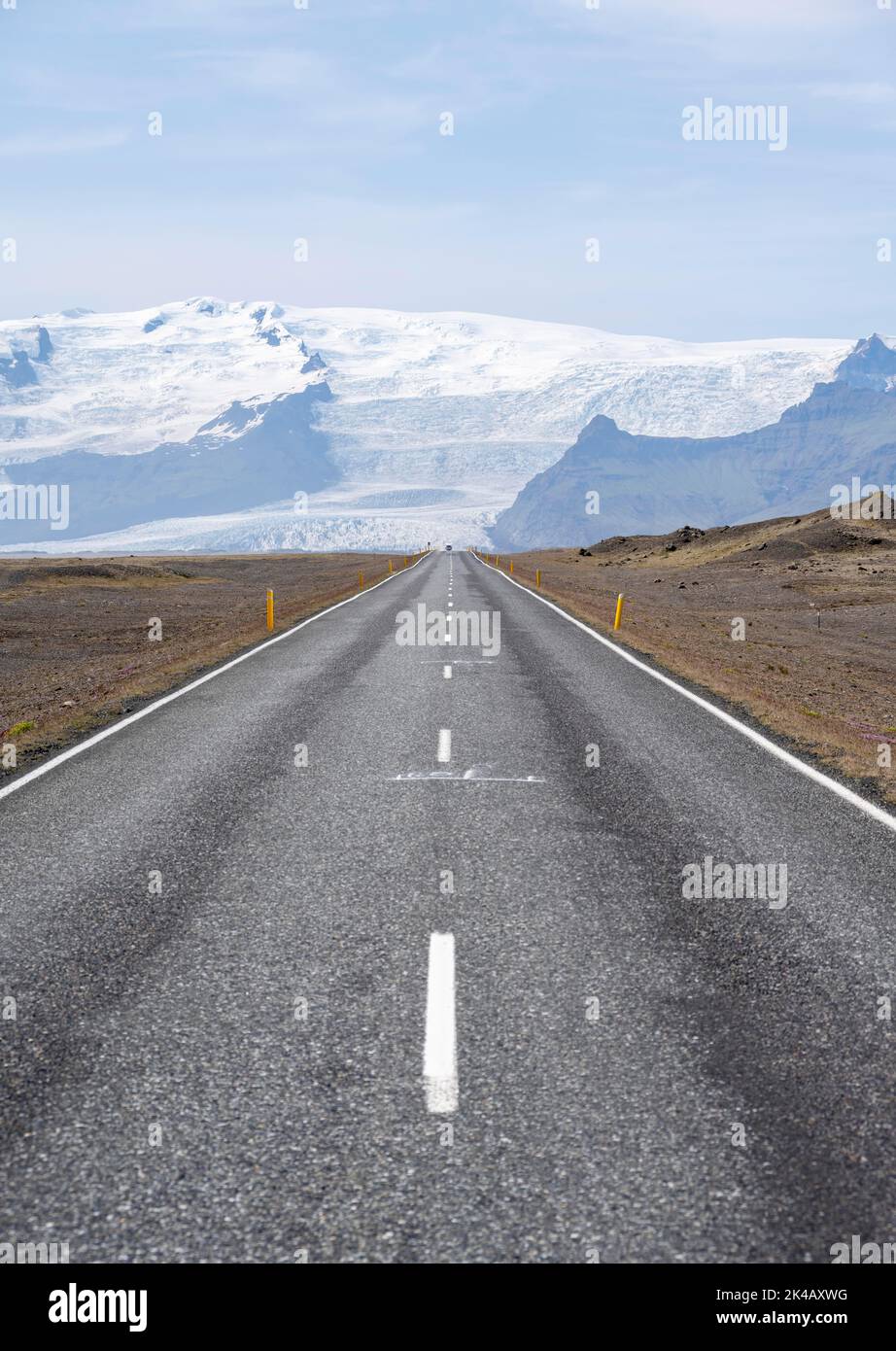 Strada, lingue e montagne del ghiacciaio, lingue del ghiacciaio al ghiacciaio Vatnajoekull, Parco Nazionale di Vatnajoekull, Austurland, Islanda Foto Stock