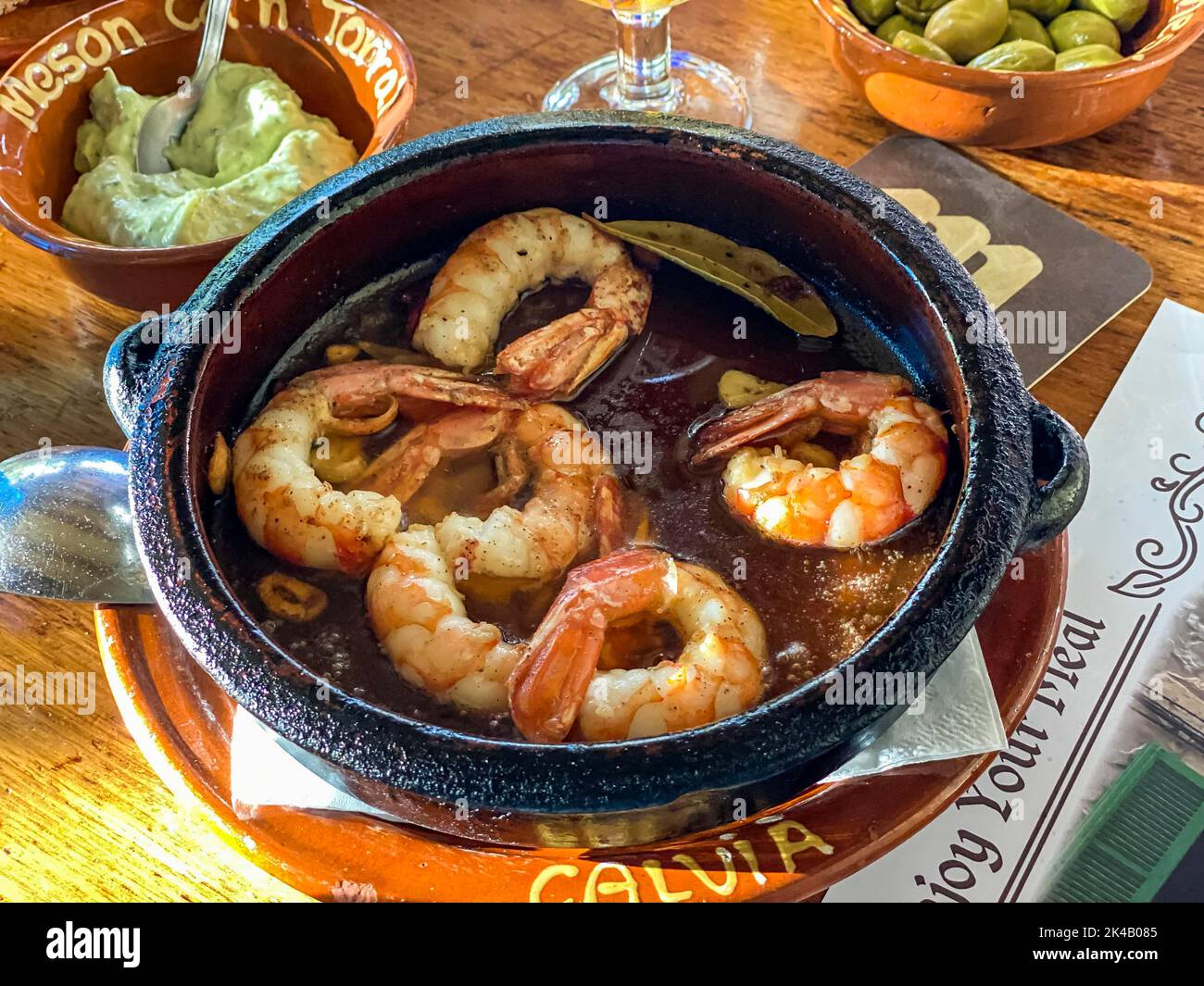 Gamberi fritti in olio con aglio, pomodori, Maiorca, Spagna Foto Stock