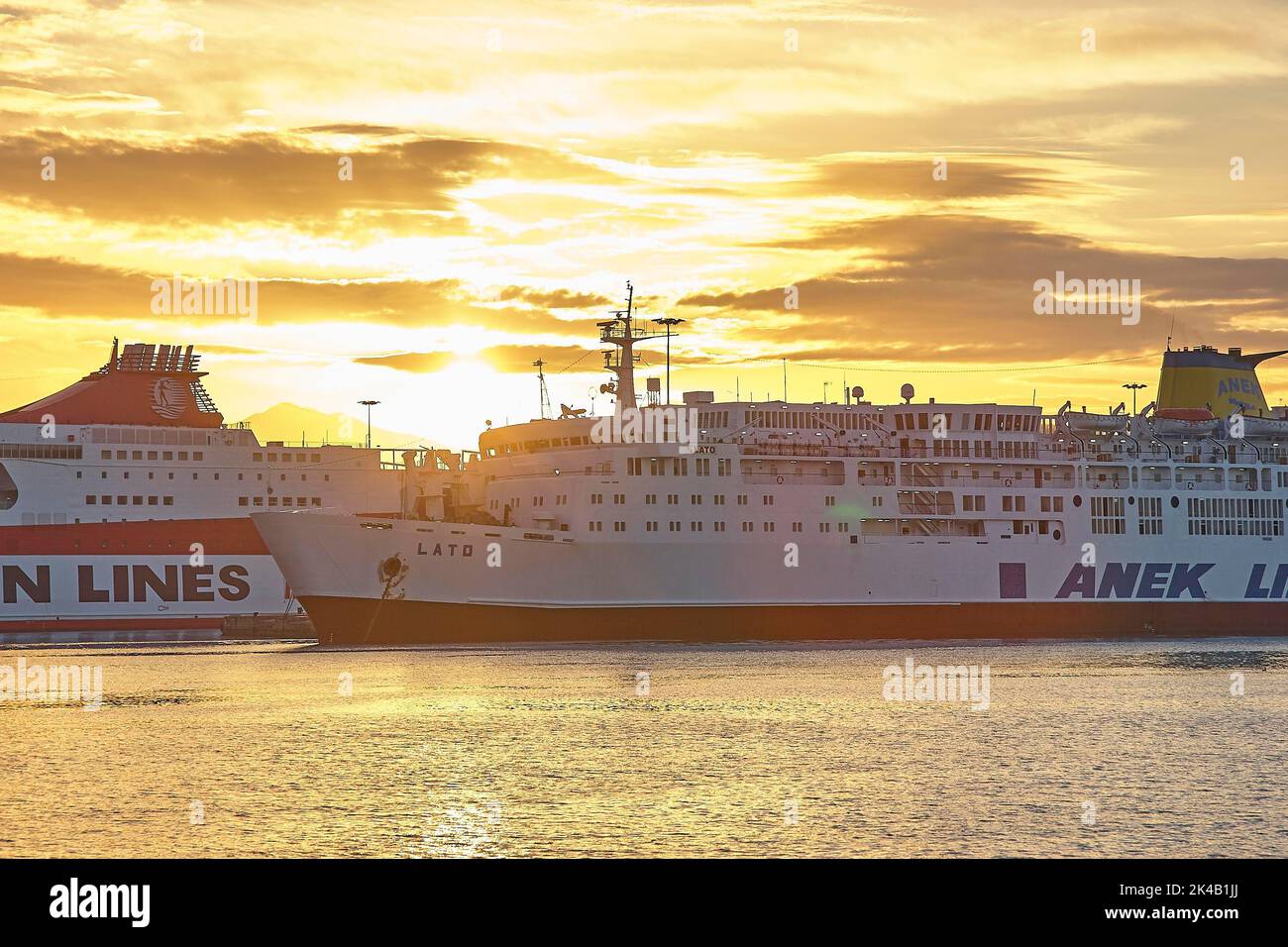 Backlight, traghetti, ANEK, linee minoiche, cielo nuvoloso drammatico, porto, Candia, capitale, isola di Creta, Grecia Foto Stock