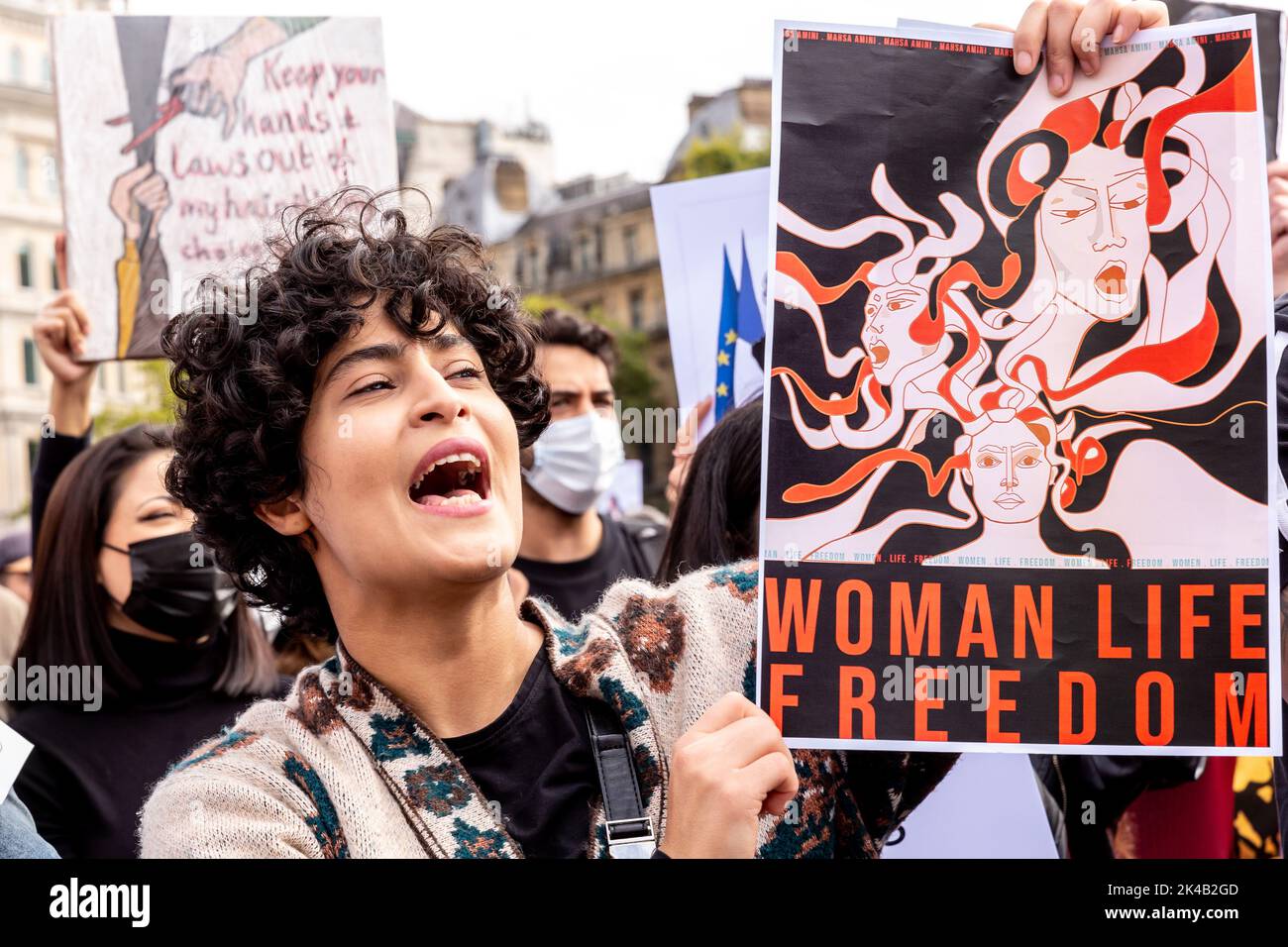 Una donna canta slogan anti-regime durante una manifestazione di solidarietà con le donne iraniane, come parte delle proteste pianificate a livello mondiale contro il regime della Repubblica islamica dell'Iran dopo la morte di Mahsa Amini. La morte di Mahsa Amini, 22 anni, dal Kurdistan, arrestato dalla polizia morale di Teheran per non aver indossato correttamente il suo hijab ha inviato un'ondata di proteste in Iran e in tutto il mondo. Amini è stata portata in un centro di detenzione dove è collassata e morì in un ospedale. Il motivo della sua morte non è chiaro. Il presidente iraniano Ebrahim Raisi ha promesso per ultimo un'"indagine trasparente” Foto Stock