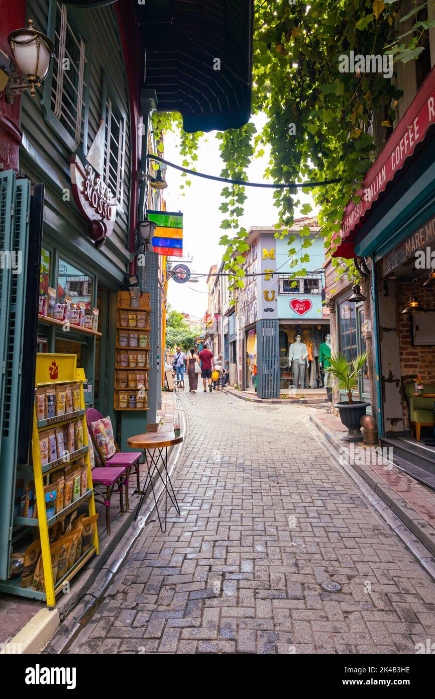 Una strada nel quartiere Balat di Istanbul. Viaggio verso la foto di sfondo verticale della Turchia. Istanbul Turchia - 8.20.2022 Foto Stock