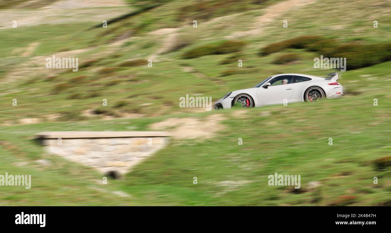 Foto effetto velocità della vettura sportiva Porsche GT3 guida su strada di montagna a Hocchalpen, dipartimento Auvergne-Rodano-Alpi, Francia Foto Stock