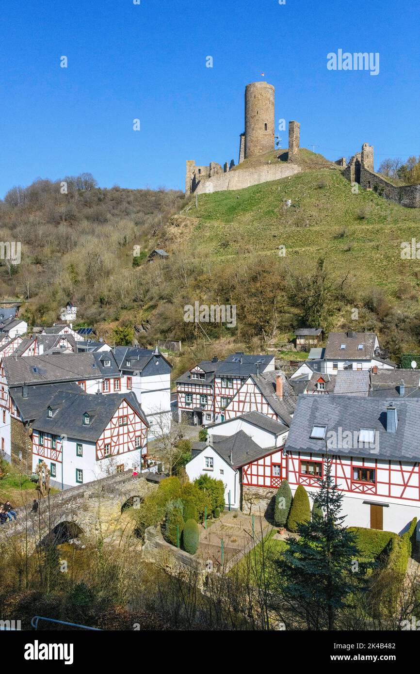 Vista delle rovine di Loewenburg, nelle rovine in primo piano della vecchia torre di difesa fortificata, dietro il ponte inferiore sul fiume Elz Elzbach e a graticcio Foto Stock