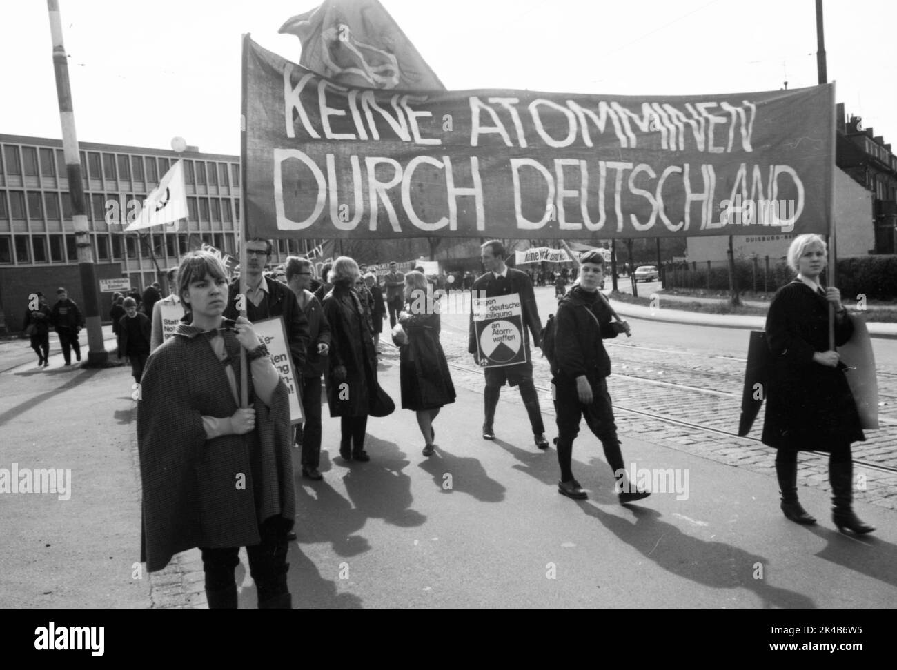 Attraversata il paesaggio industriale della Ruhr ed è stata caratterizzata dalla partecipazione attiva dell'icona americana Joan Baez. 1966, qui nella zona della Ruhr Foto Stock