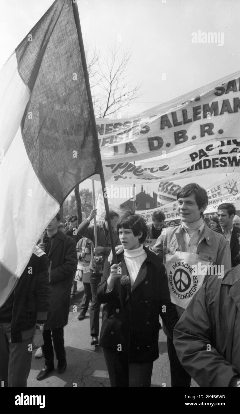 Attraversata il paesaggio industriale della Ruhr ed è stata caratterizzata dalla partecipazione attiva dell'icona americana Joan Baez. 1966, qui nella zona della Ruhr Foto Stock