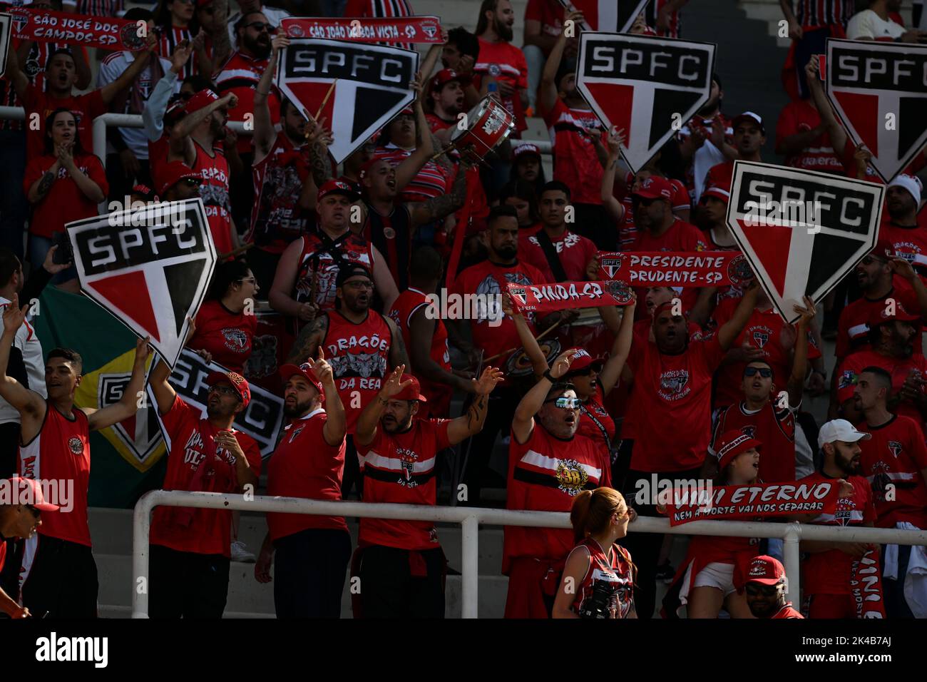 Cordova, Argentina. 01st Ott 2022. Tifosi di Sao Paulo, pochi istanti prima della partita tra Sao Paulo e Independiente del Valle, per la finale della Copa Sulamericana 2022, allo Stadio Mario Alberto Kempes questo Sabato 01. 30761 (Luciano Bisbal/SPP) Credit: SPP Sport Press Photo. /Alamy Live News Foto Stock