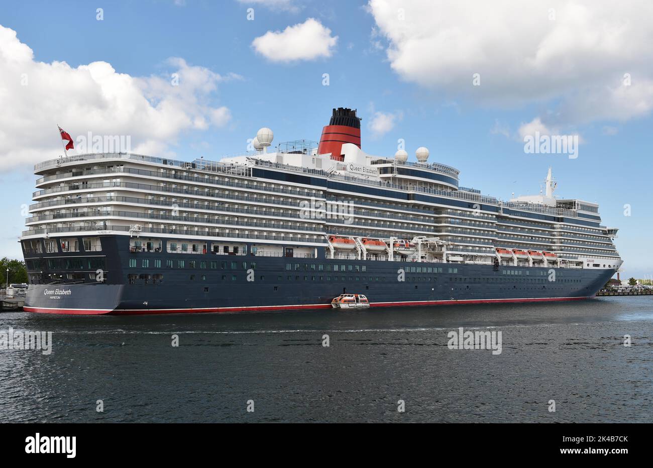 Nave da crociera Queen Elizabeth nel porto di Rostock Warnemuende, Germania Foto Stock