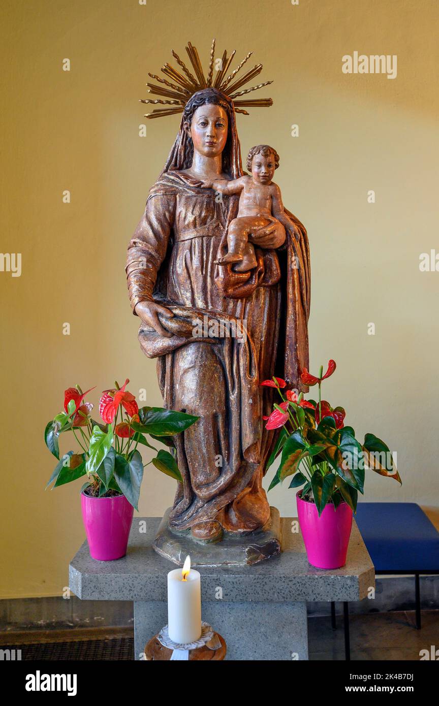 Vergine Maria figura con Gesù bambino e decorazione floreale, chiesa moderna, San Michele, Kempten, Allgaeu, Baviera, Germania Foto Stock