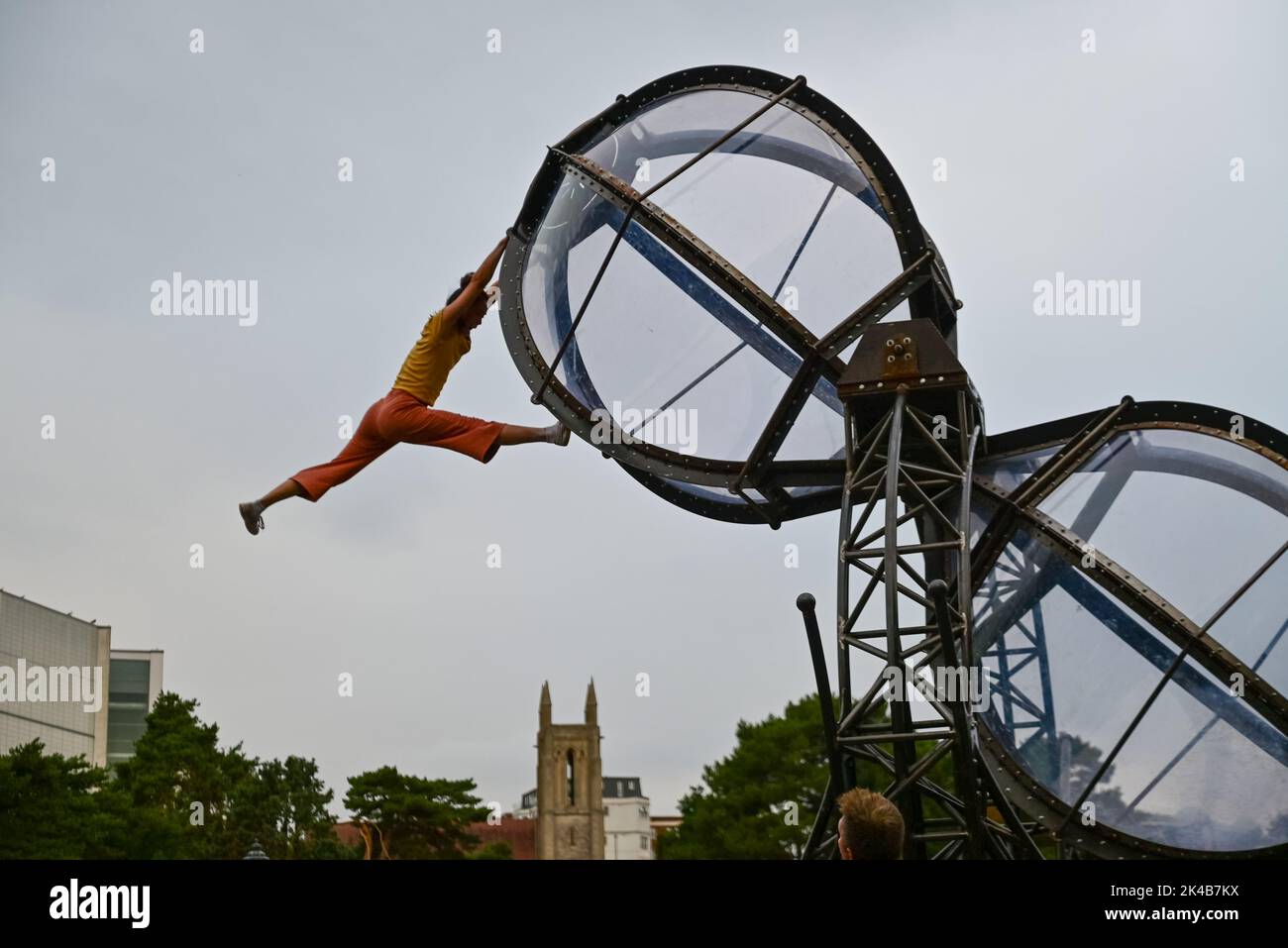 Bournemouth, Dorset, Regno Unito, sabato 1st ottobre 2022. Timeless by dance, circo e compagnia teatrale Joli Vyann, che rappresenta la minaccia di un cambiamento climatico irreversibile, ha suonato con acrobazia e atletismo nei giardini inferiori come parte dell'annuale Arts by the Sea Festival. Credit: Paul Biggins/Alamy Live News Foto Stock