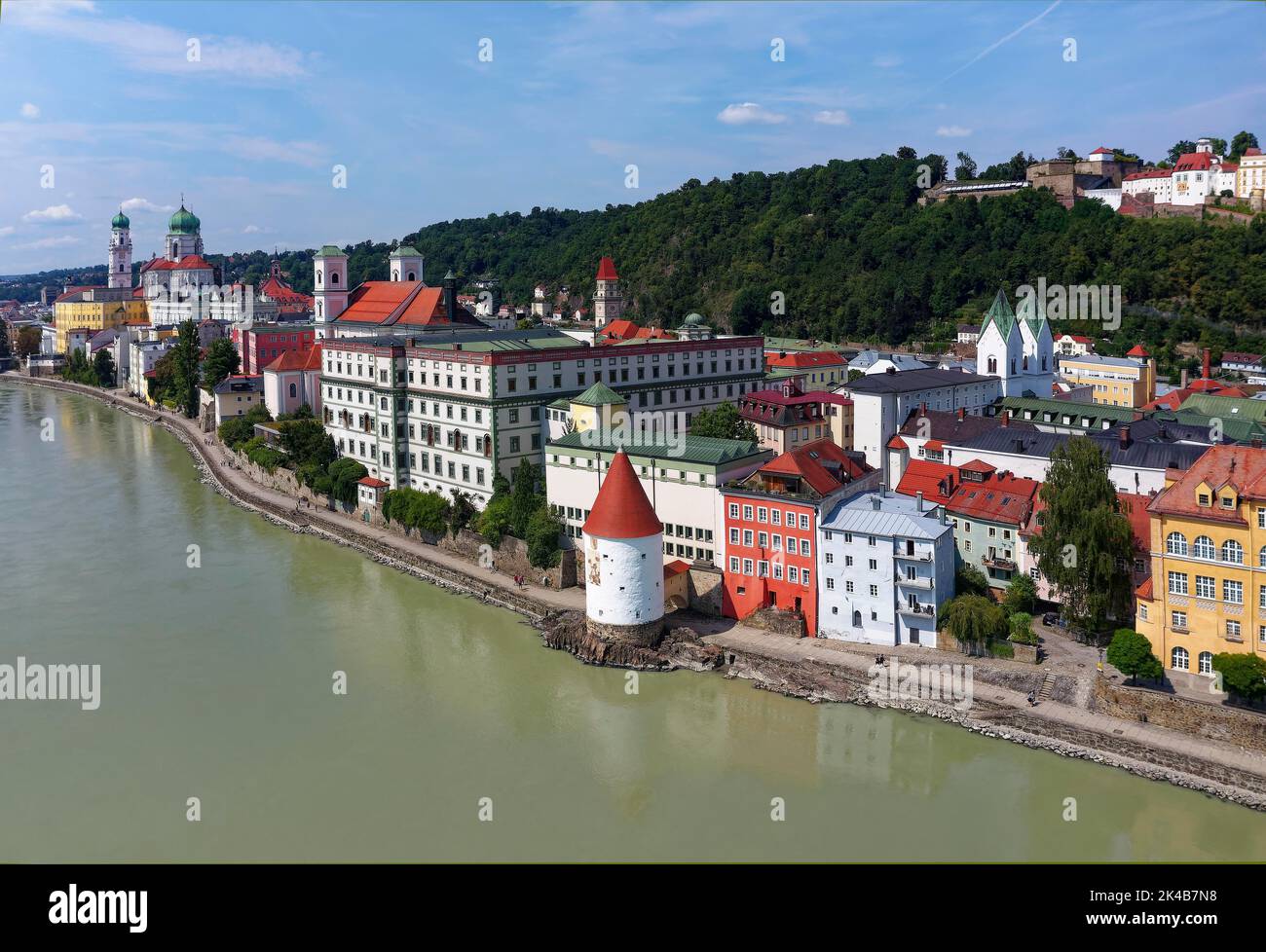 Vista aerea, River Inn, Inn Quay con torre Schaibling, dietro la scuola di grammatica Leopoldinum, dietro la torre del municipio, più a sinistra San Michele Foto Stock