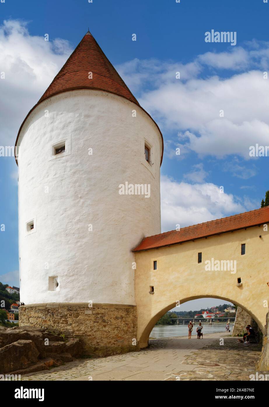 Schaiblingsturm, 13th ° secolo difesa torre, fortificazioni della città, passeggiata Innkai, tre fiumi città di Passau, città universitaria indipendente Foto Stock