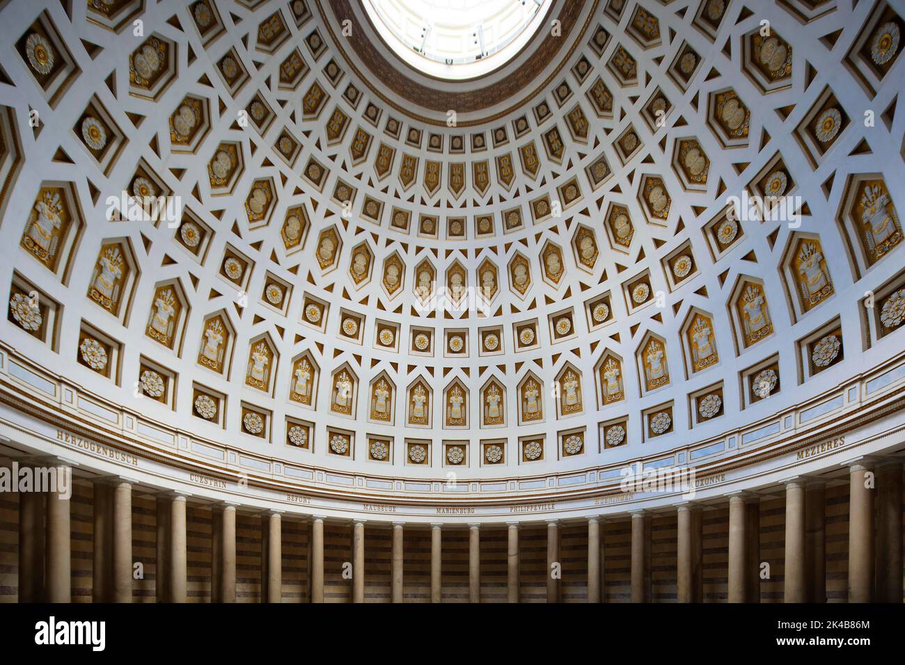 Interno e cupola, monumento Befreiungshalle Kehlheim, sala rotonda con cupola, 45 m di altezza, 29 m di diametro, classicismo, costruito dal 1842 al 1863 da Friedrich von Foto Stock