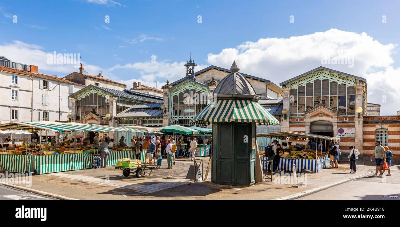 Bancarelle di mercato di fronte al mercato storico sala nel centro storico, la Rochelle, costa atlantica, Aquitania, Nuova Aquitania, Francia Foto Stock