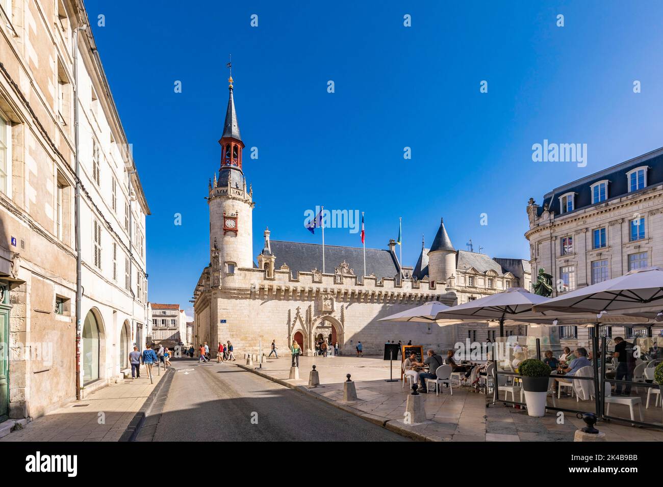 Storico municipio e ristorante nella città vecchia, la Rochelle, costa atlantica, Aquitania, Nuova Aquitania, Francia Foto Stock