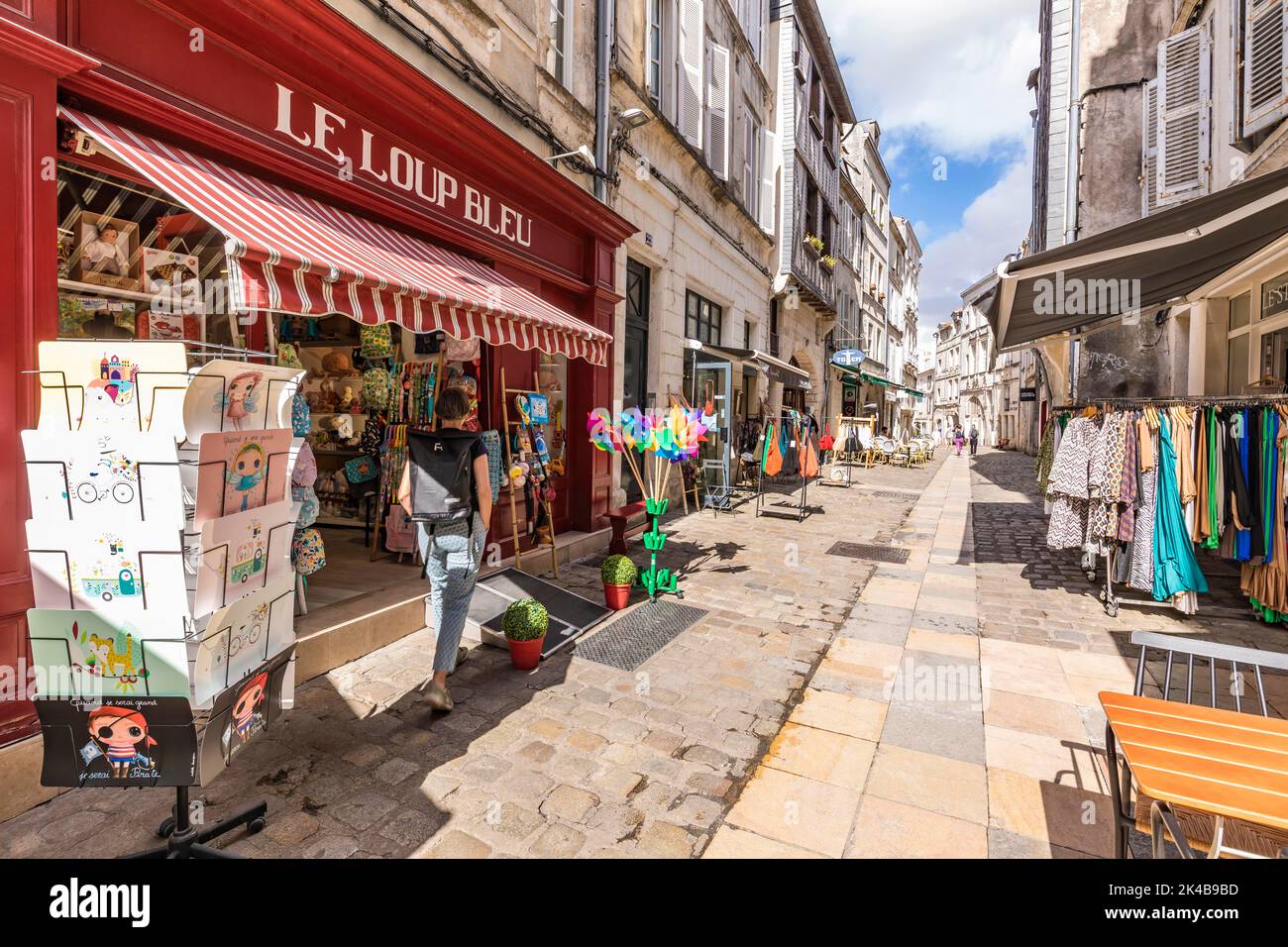 Negozi nella zona pedonale del centro storico, la Rochelle, costa atlantica, Aquitania, Nuova Aquitania, Francia Foto Stock