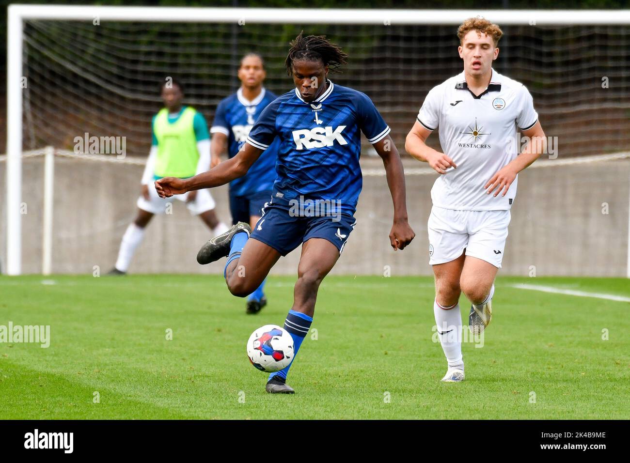 Swansea, Galles. 1 ottobre 2022. Nathan Asiimwe di Charlton Athletic passa la palla durante la partita della Professional Development League tra Swansea City Under 18 e Charlton Athletic Under 18 alla Swansea City Academy di Swansea, Galles, Regno Unito, il 1 ottobre 2022. Credit: Duncan Thomas/Majestic Media. Credit: Majestic Media Ltd/Alamy Live News Foto Stock