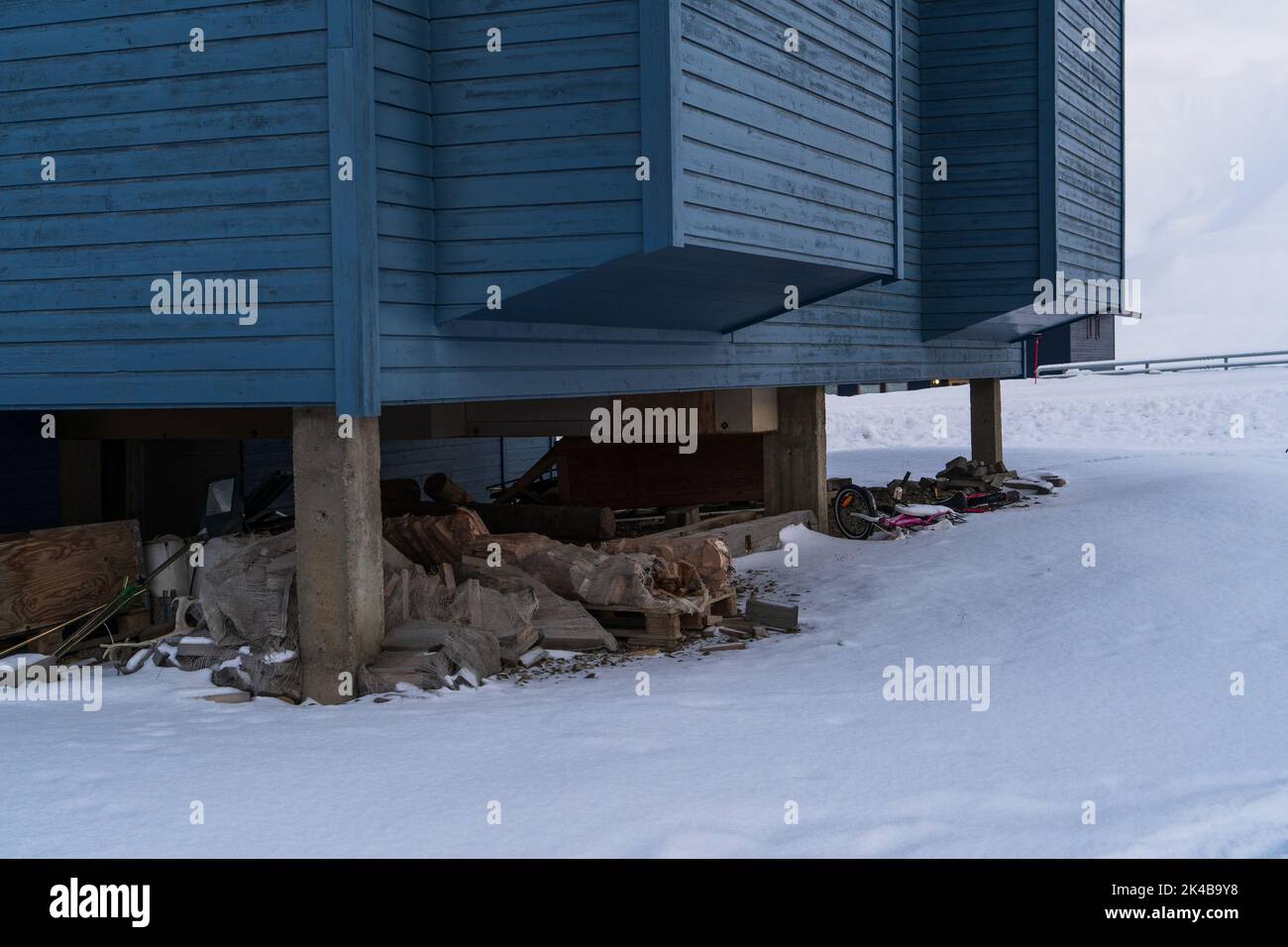 Edifici residenziali su palafitte in una fredda giornata invernale a Longyearbyen, Svalbard Foto Stock