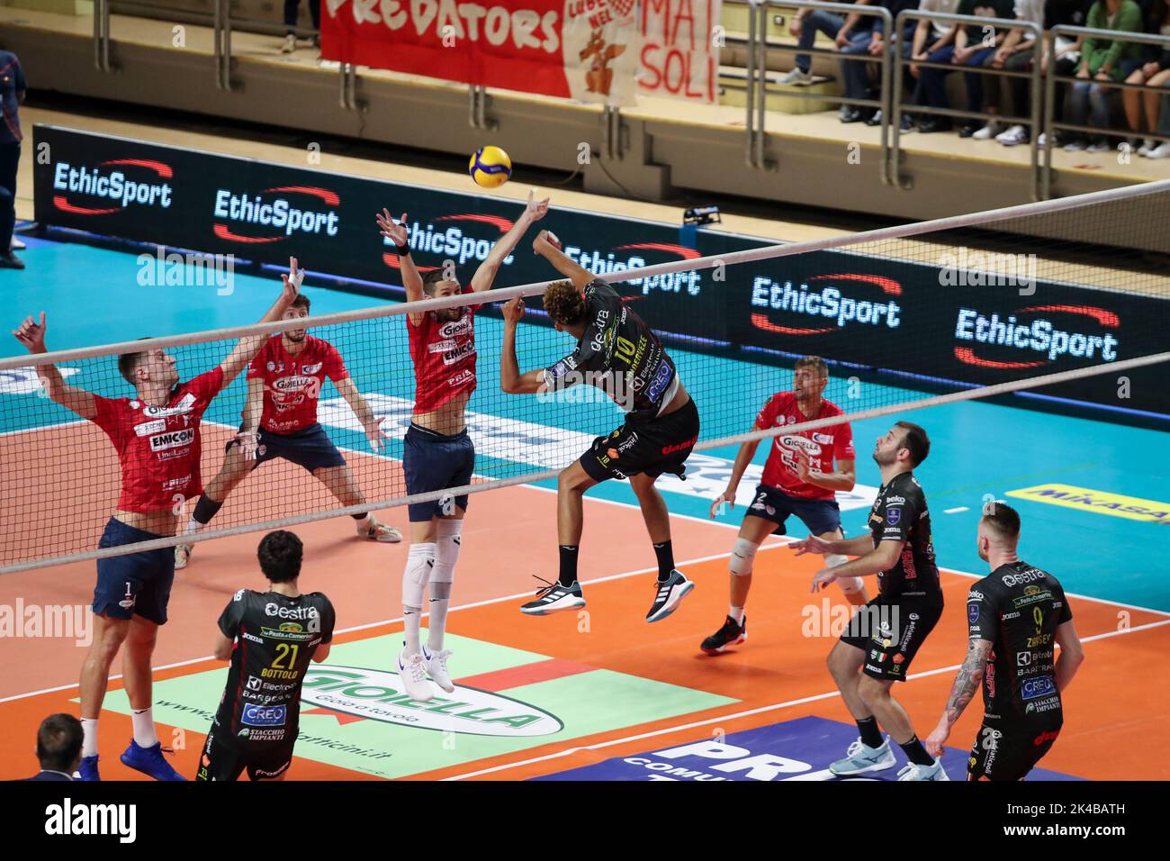 PalaMazzola, Taranto, Italia, 01 ottobre 2022, Barthelemy Chinenyeze (Cucine Lube Civitanova) in azione durante Gioiella Prisma Taranto vs Cucine Lube Civitanova - Volley Serie Italiana A Men Superleague Championship Foto Stock