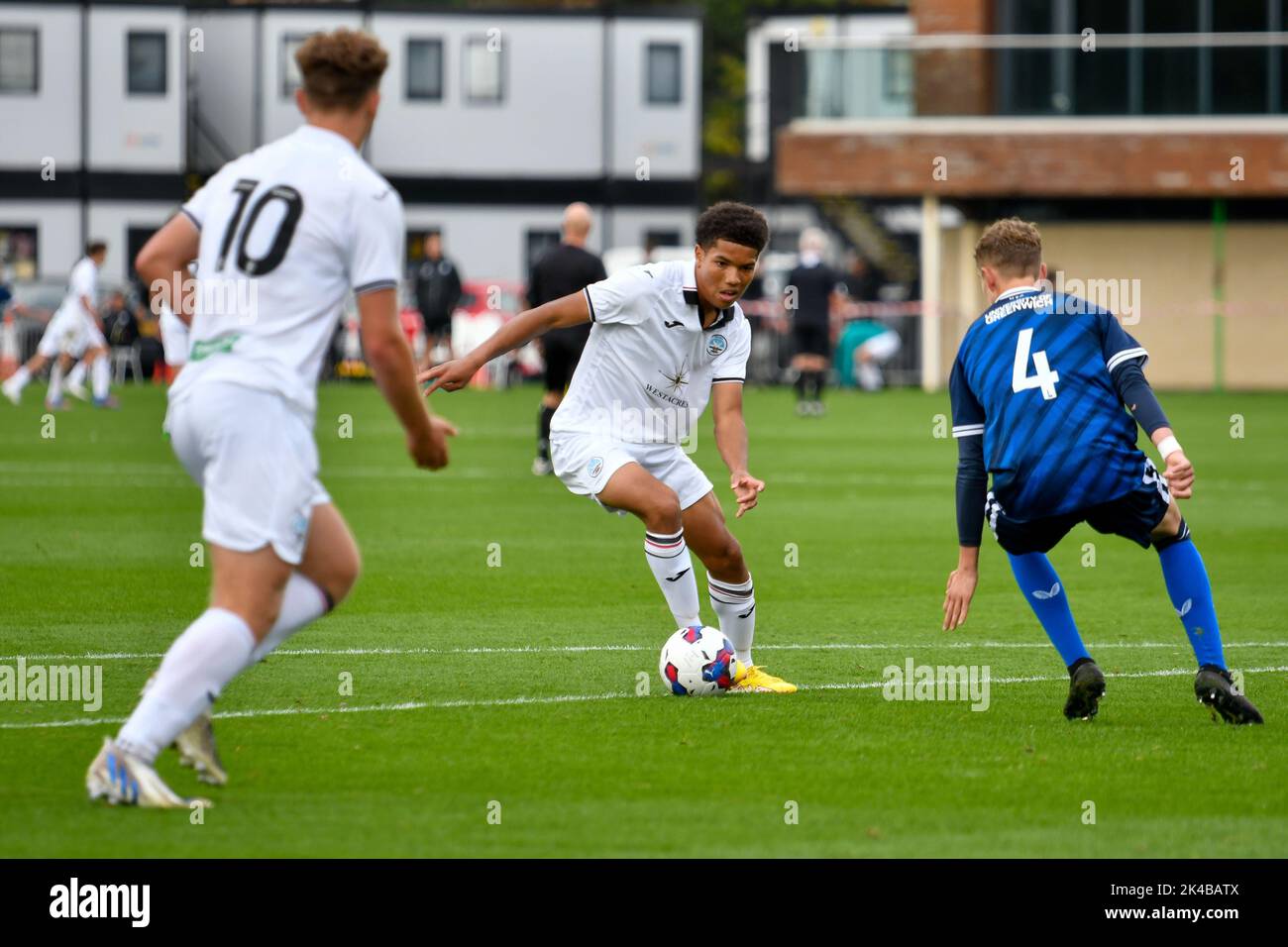 Swansea, Galles. 1 ottobre 2022. Kyrell Wilson di Swansea City è guardato da Harvey Kedwell di Charlton Athletic durante il gioco della Professional Development League tra Swansea City Under 18 e Charlton Athletic Under 18 alla Swansea City Academy di Swansea, Galles, Regno Unito, il 1 ottobre 2022. Credit: Duncan Thomas/Majestic Media. Credit: Majestic Media Ltd/Alamy Live News Foto Stock