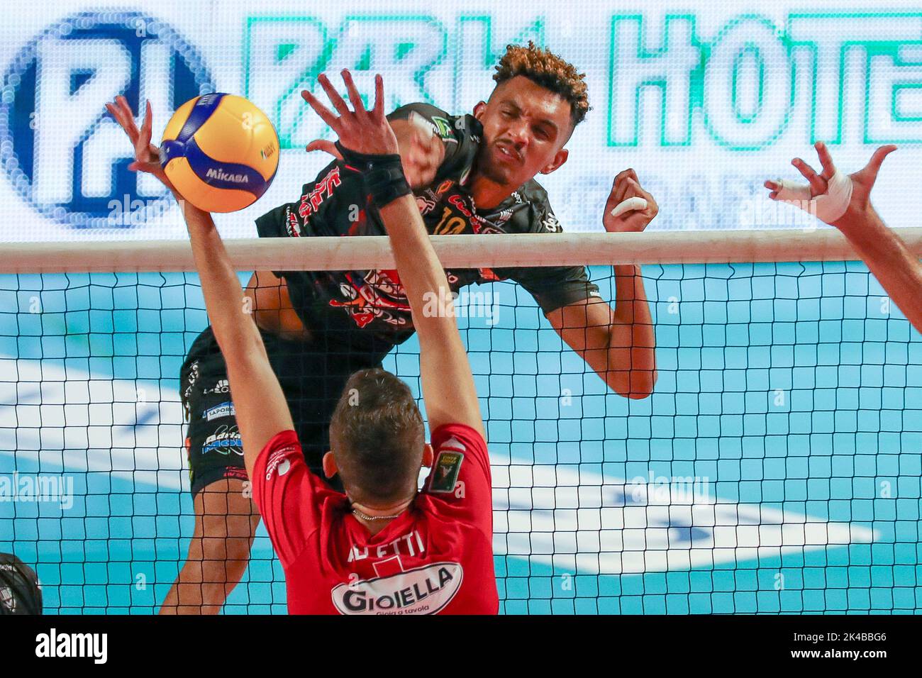 PalaMazzola, Taranto, Italia, 01 ottobre 2022, Barthelemy Chinenyeze (Cucine Lube Civitanova) in azione durante Gioiella Prisma Taranto vs Cucine Lube Civitanova - Volley Serie Italiana A Men Superleague Championship Foto Stock