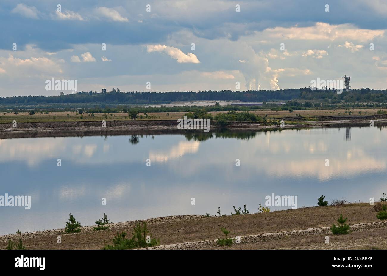 29 settembre 2022, Brandeburgo, Cottbus: Vista sulla superficie dell'acqua del futuro Mar Baltico Cottbus, che viene creato nella ex miniera di lignite di Cottbus-Nord. Il futuro Mar Baltico di Cottbus sarà creato qui tra pochi anni. Le alluvioni sono iniziate nella ex miniera a cielo aperto di Cottbus-Nord a metà aprile 2019. La società energetica Lausitz Energie Bergbau AG (Leag) consente all'acqua di fluire dalla Sprea attraverso l'Hammergraben nel pozzo aperto per l'alluvione. Per i residenti locali, il corpo emergente di acqua è stato a lungo una destinazione vicina. È una quantità enorme di acqua che il Bal Foto Stock