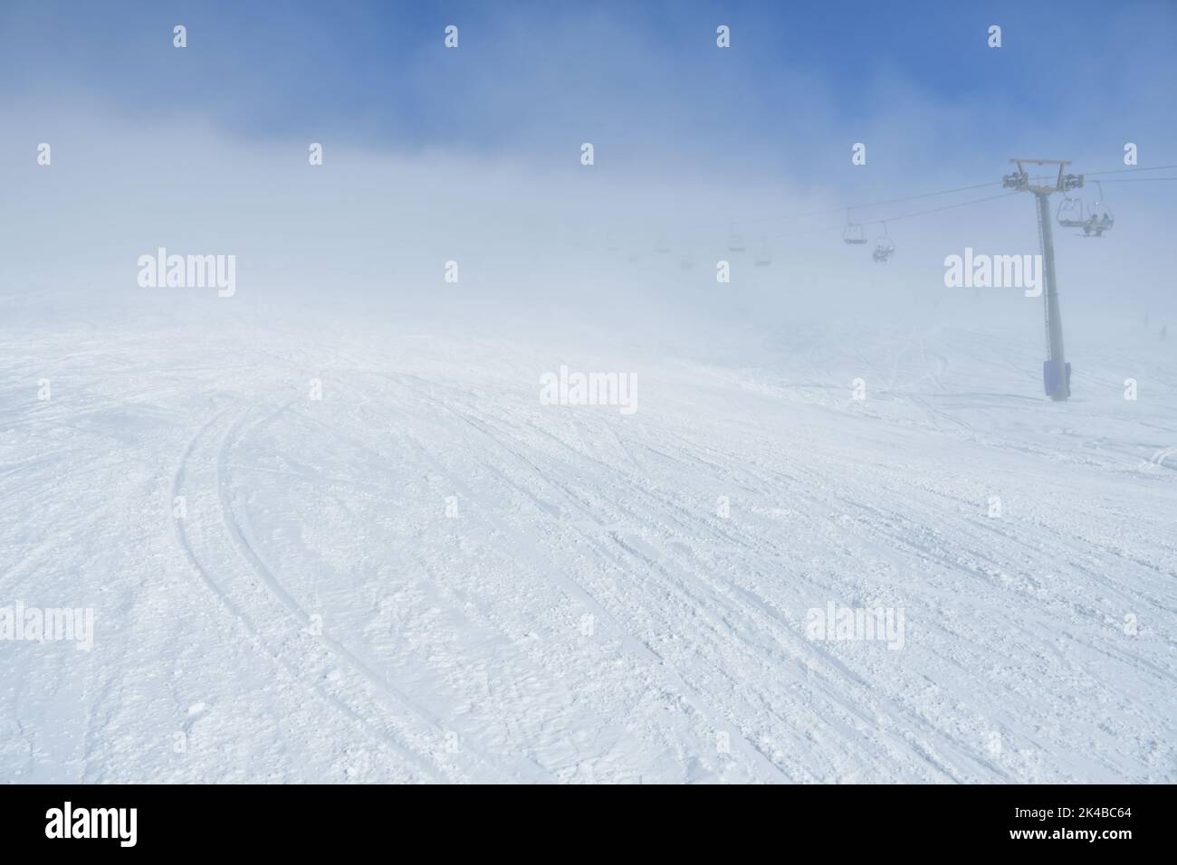 Stazione sciistica Slope con visibilità limitata con nessuno al mattino. Condizioni meteorologiche avverse e variabili Foto Stock