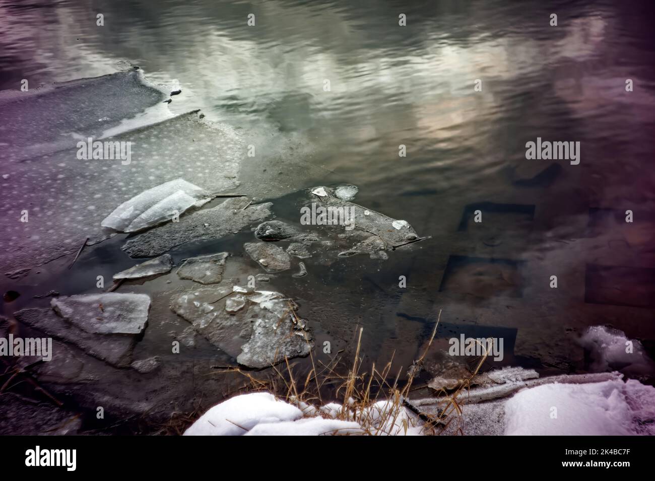 il ghiaccio si scioglie sul fiume in primavera Foto Stock