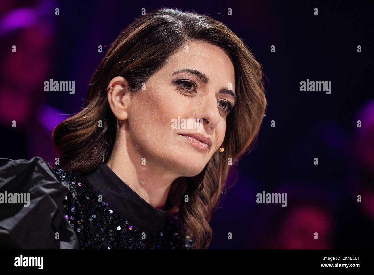 Colonia, Germania. 01st Ott 2022. Linda Zervakis del team di indovinatori siede al banco di indovinatori nello spettacolo ProSieben 'The Masked Singer'. Credit: Rolf Vennenbernd/dpa/Alamy Live News Foto Stock