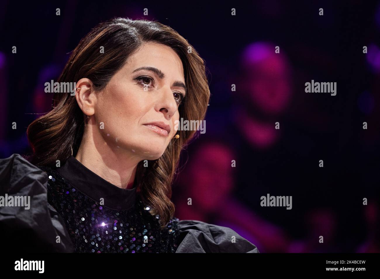 Colonia, Germania. 01st Ott 2022. Linda Zervakis del team di indovinatori siede al banco di indovinatori nello spettacolo ProSieben 'The Masked Singer'. Credit: Rolf Vennenbernd/dpa/Alamy Live News Foto Stock