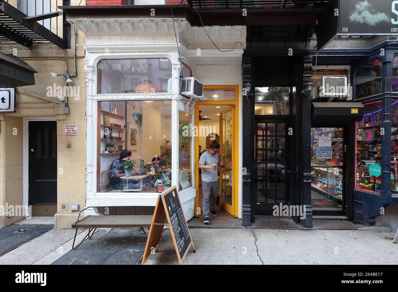 Le Phin, 259 e 10th St, New York, foto del negozio di New York di una caffetteria nel quartiere East Village di Manhattan. Lê Phin Foto Stock