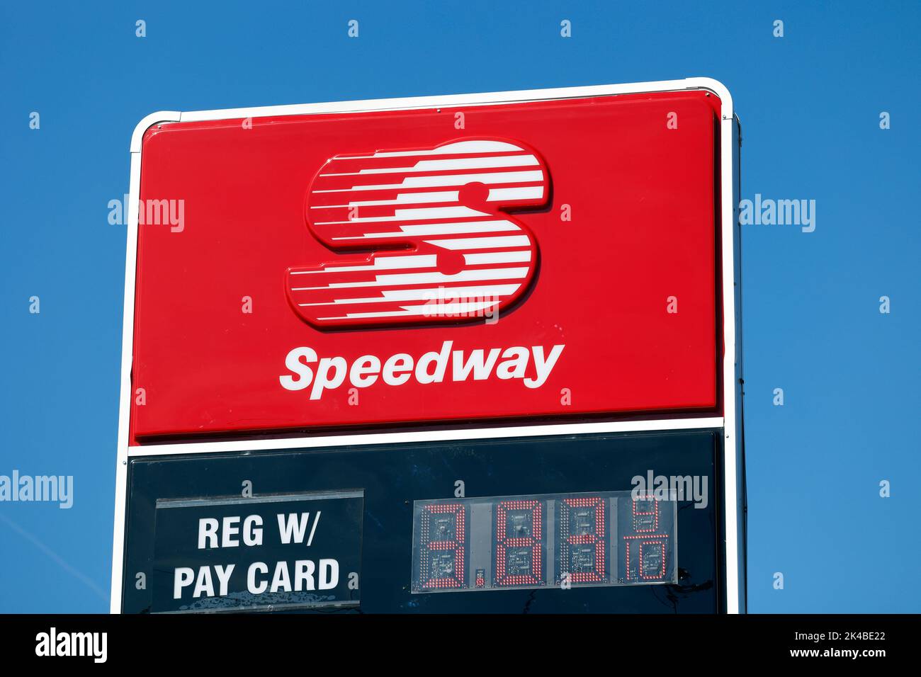 Segnaletica per un distributore di benzina Speedway contro un cielo blu soleggiato Foto Stock
