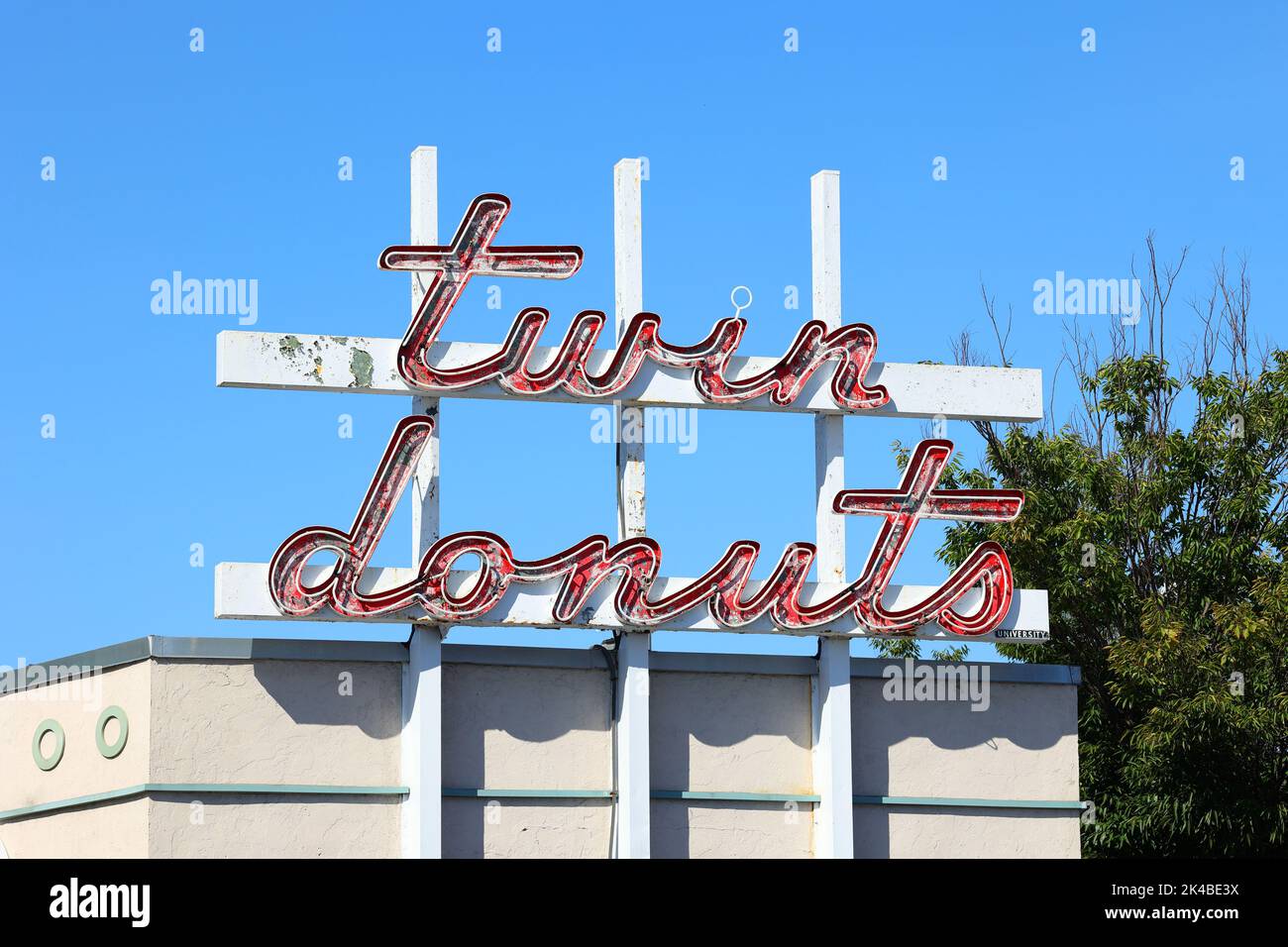 Simbolo al neon di Twin Donuts a Boston, Massachusetts, nel quartiere di Allston Foto Stock