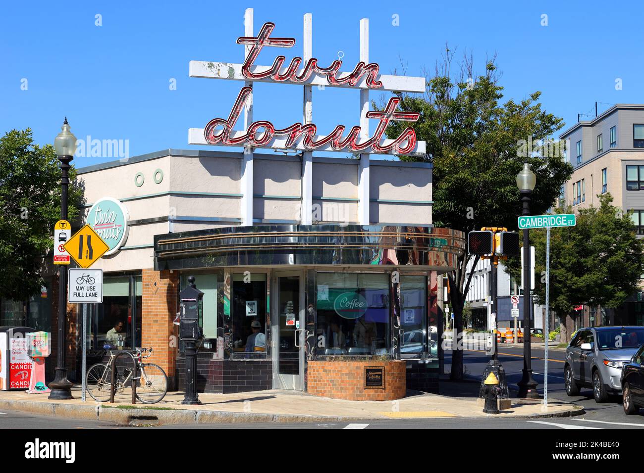 Twin Donuts, 501 Cambridge Street, foto di un negozio di ciambelle e simbolo al neon nel quartiere di Allston, Massachusetts. Foto Stock