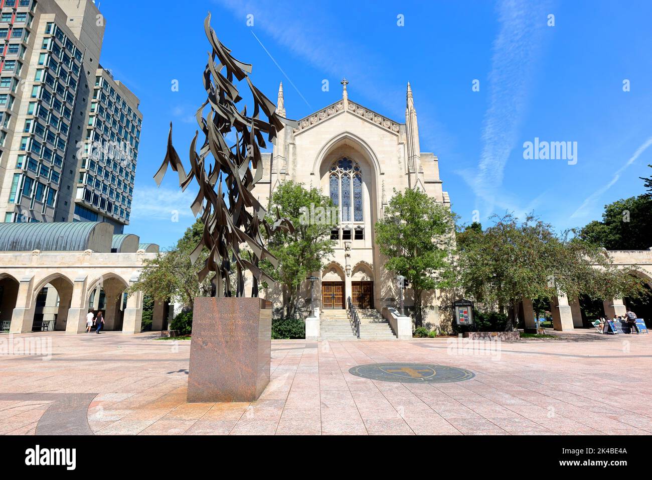 Marsh Chapel e scultura "Free at Last" in memoria di Martin Luther King Jr alla Boston University, Boston, Massachusetts. Foto Stock
