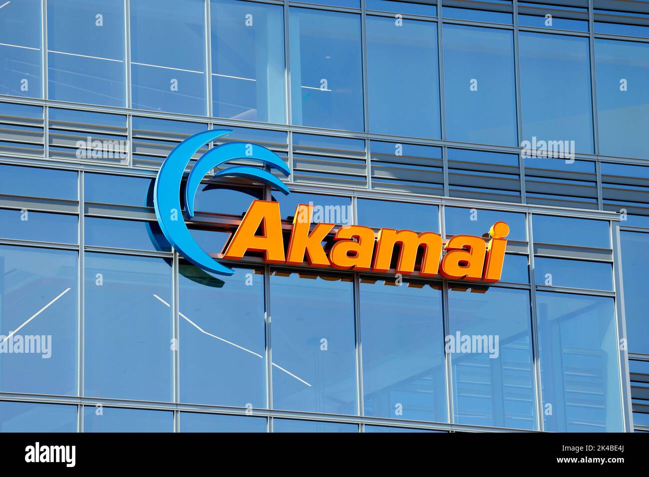 Il logo Akamai Technologies sull'edificio della sede centrale, 145 Broadway, Cambridge, Massachusetts. Foto Stock