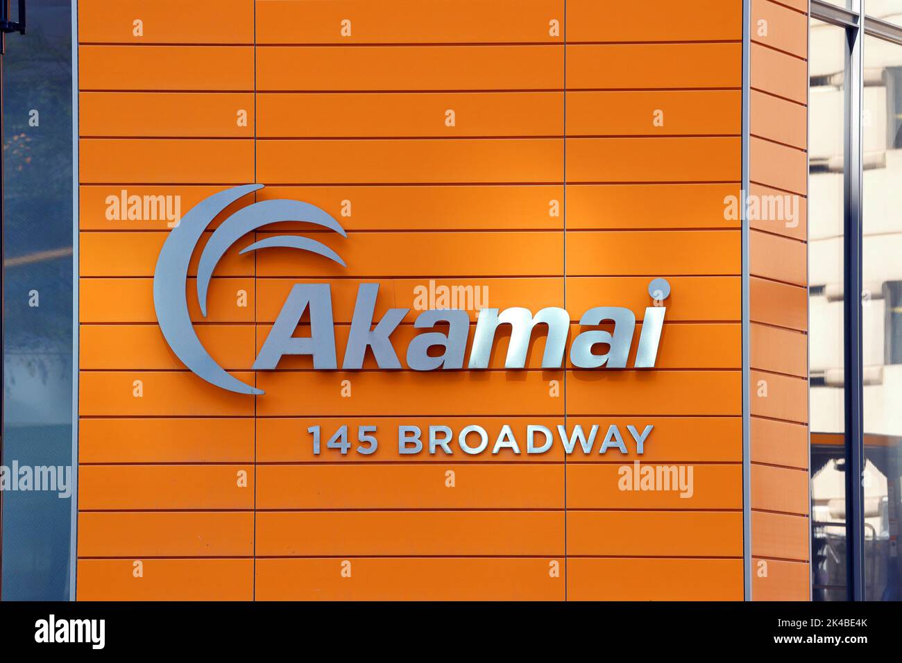 Il logo Akamai Technologies sull'edificio della sede centrale, 145 Broadway, Cambridge, Massachusetts. edge computing, distribuzione di contenuti Foto Stock