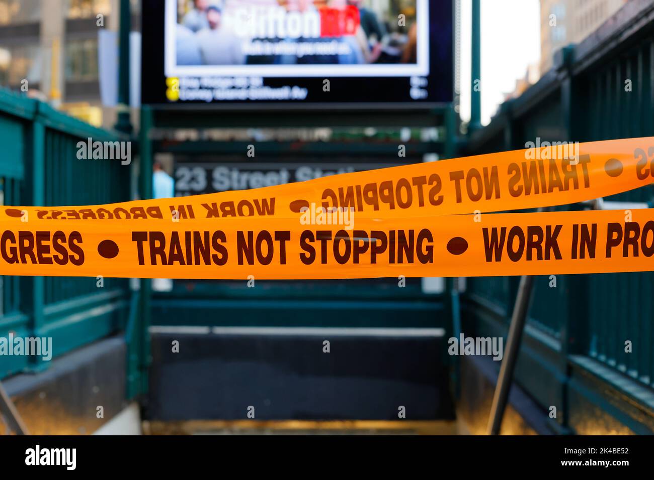 "I treni non si fermano, i lavori in corso", nastro di avvertimento presso un ingresso della metropolitana di New York, chiuso per lavori e lavori di costruzione nel fine settimana, a New York City Foto Stock