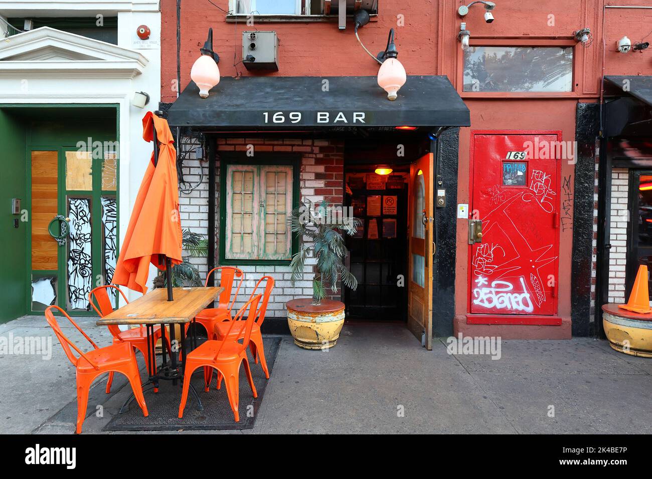 169 Bar, 169 e Broadway, New York, NYC foto di un bar nel Lower East Side di Manhattan. Foto Stock