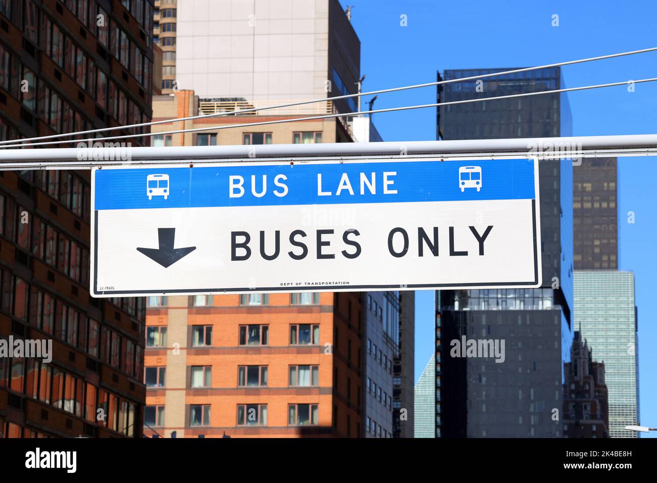 Bus Lane, segnaletica solo autobus su una strada di New York City. Il segnale stradale indica che la corsia di marcia è limitata agli autobus o alle svolte. Foto Stock