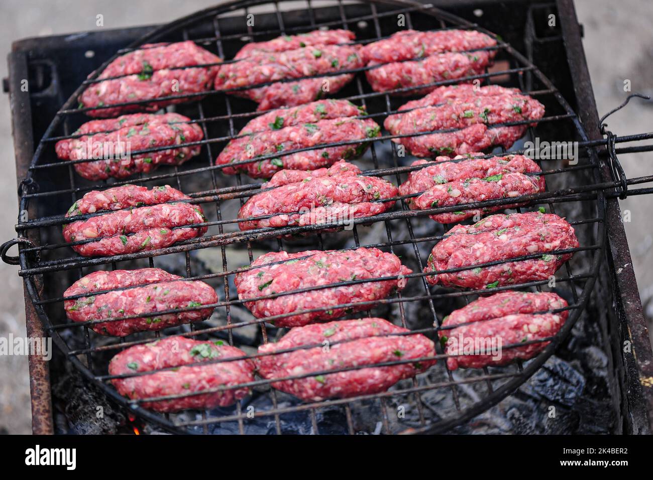 Il processo di cottura . I kebab di lula crudi sono fritti sulla griglia. Barbecue estivo per picnic Foto Stock