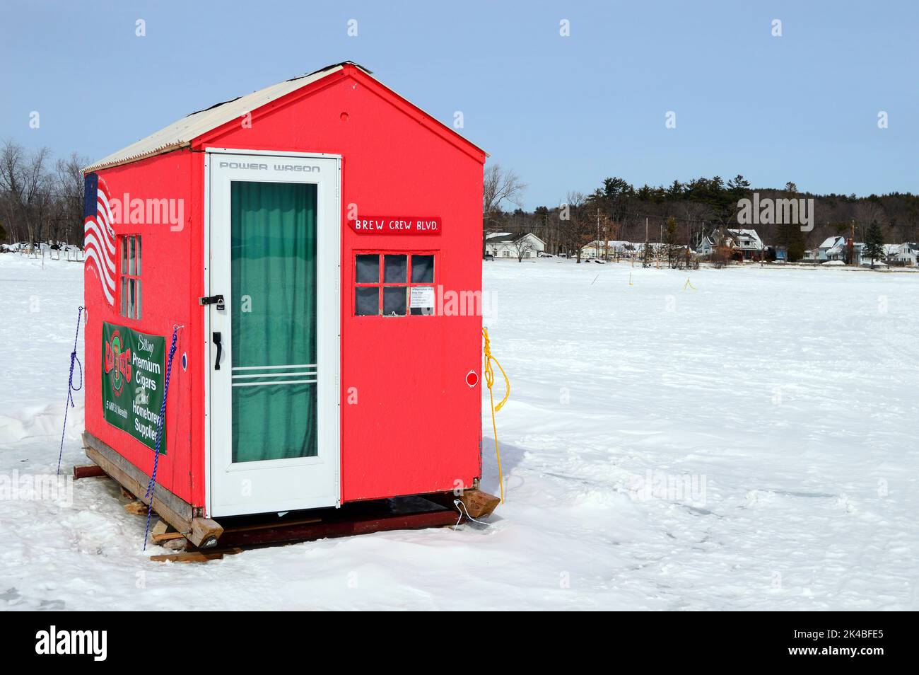 Un Ice Fishing Shack sul lago ghiacciato in inverno offre ai pescatori un rifugio dal freddo mentre si svolgono le loro attività ricreative Foto Stock