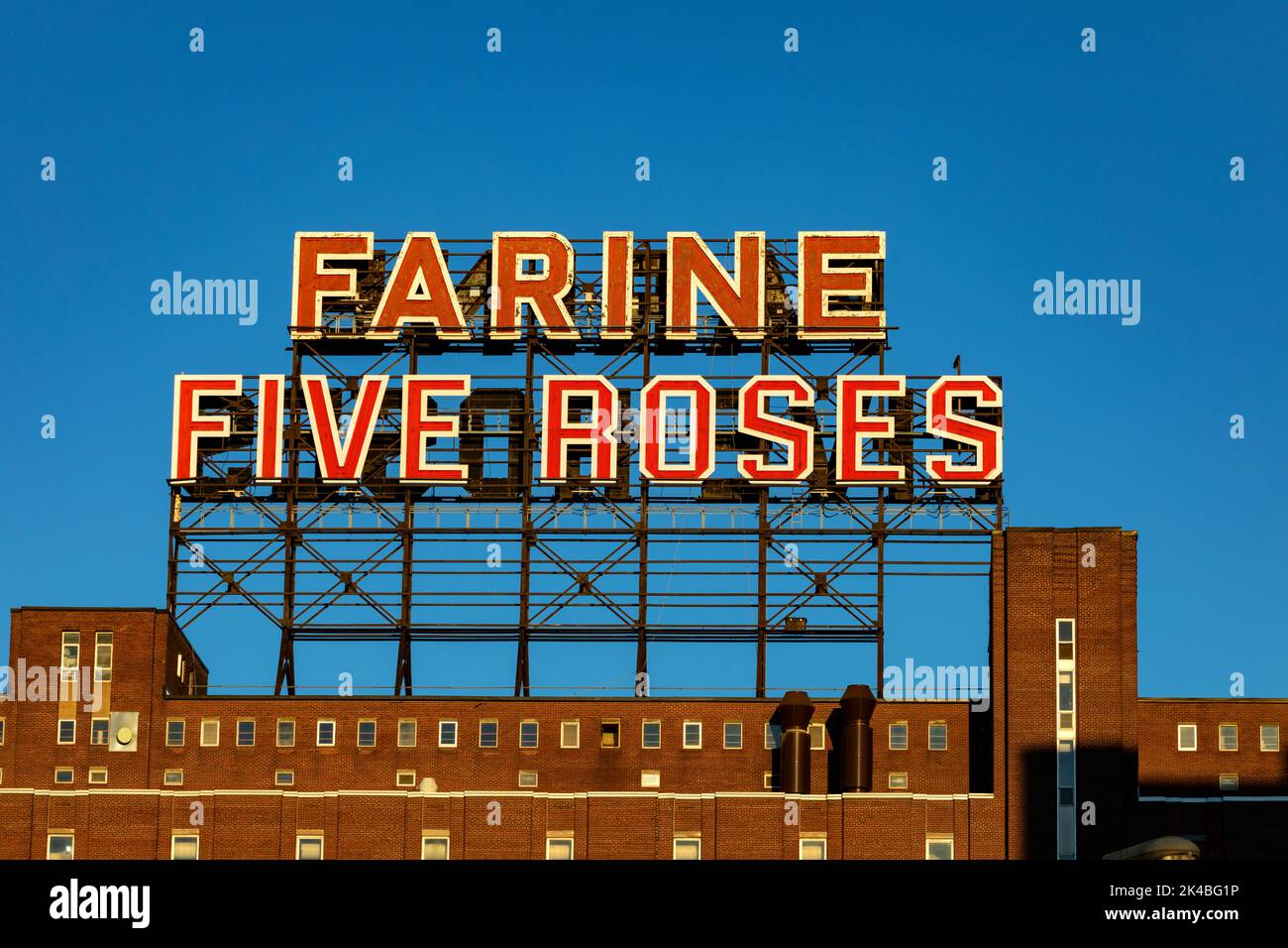 Farine Five Roses Sign, Lachine Canal, Griffintown, Montreal, Quebec, Canada. Foto Stock
