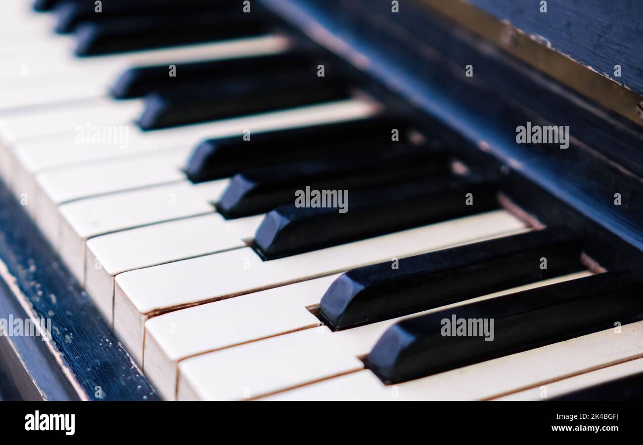 Pianoforte antico. Tasti piano closeup monocromatico. pianoforte a coda Foto Stock
